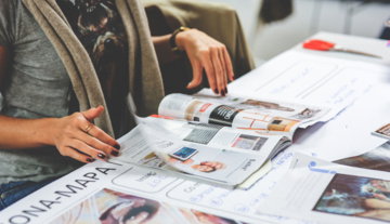 maos-da-mulher-com-uma-revista.jpg